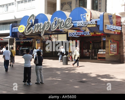 Empire UCI Cinema Haupteingang der Anlage um 2002 Equinox Diskothek Tanzsaal Nightclub Veranstaltungsort in Leicester Square West End London England Großbritannien Stockfoto