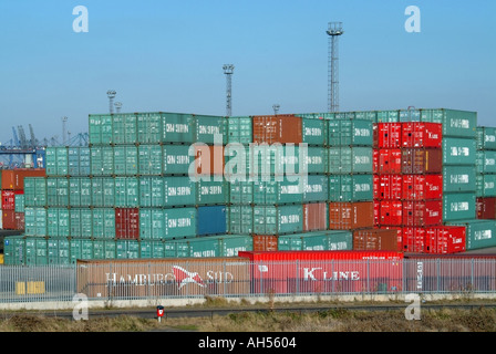 Hohe Stapel von grün rot gelagerten Transportcontainern viele gehören zu China Shipping Line Containergeschäft in Port of Felixstowe Suffolk England UK Stockfoto