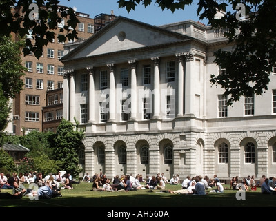 Grays Inn City of London Büroangestellte in der Mittagspause entspannen in Rasenflächen Garten in der Nähe von Büros Stockfoto