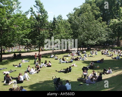 Grays Inn City of London Büroangestellte in der Mittagspause entspannen in Rasenflächen Garten in der Nähe von Büros Stockfoto