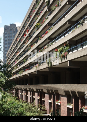 City of London Low- und high-Rise Wohnungen Teil des Wiederaufbaus der Barbican Gegend nach umfangreichen 2. Weltkrieg zwei Bombardierung Stockfoto