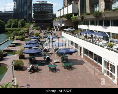 Stadt von London Barbican Centre Seeterrassen mit Outdoor-Essbereich mit Sonne Schatten Ruhe fern, aber in der Stadt Stockfoto