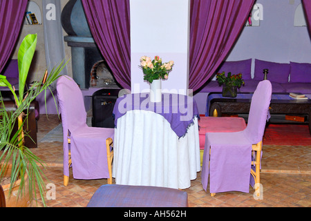 Marokko, Essaouira, Riad El Madina hippy Hotel, typisch afrikanischen Innenhof lila lounge Sofas Vorhänge Tisch & Stühle Stockfoto
