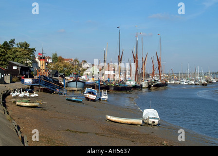 Tidal River Blackwater blauer Himmel Flusslandschaft Themse Segelschiffe an Hythe Quay Anlegestellen kleine Boote & schlammigen Vorraum Maldon Essex England UK Stockfoto