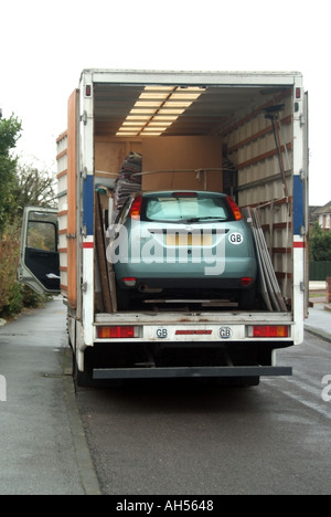 Entfernung-Van mit Ford Focus Auto innen geladen Stockfoto