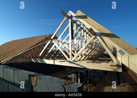 Einfamilienhaus In Arbeit Befestigung vorgefertigte Dachstühle in Lage Stockfoto