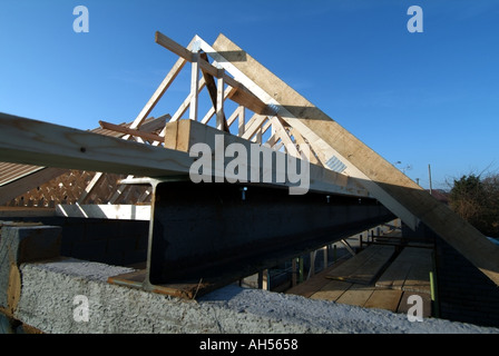 Einfamilienhaus, unfertige Montage vorgefertigt Dachstühle auf Stahlträger und Beton Sturz unterstützt Stockfoto