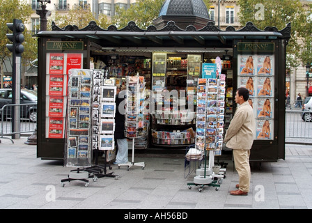 Paris Avenue Champs Elysees Karte Postkarte Zeitschrift und Zeitung Kiosk Stall auf bürgersteig Frankreich Stockfoto