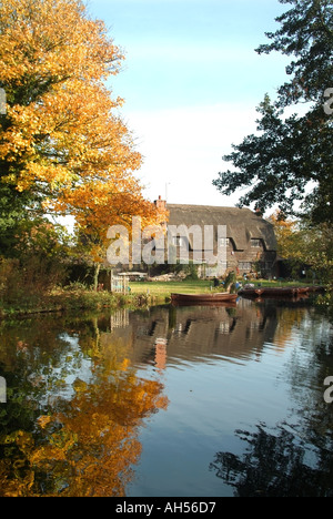 Fluss Stour am Flatford in der Nähe von East Burgholt an der Grenze von Essex Suffolk in Constable Land in der Nähe von Flatford Mill Stockfoto