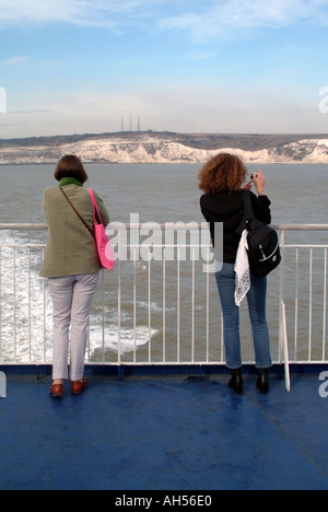 Ärmelkanal Kent Küste 2 zwei Passagiere auf Fähre englischen weißen Kreidefelsen entfernt Stockfoto