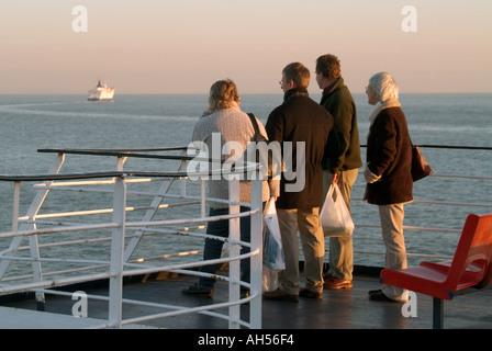 Vor der Kent Fähre Küste 4 vier Passagiere auf cross-Channel gerade eine andere Fähre in Richtung Frankreich Stockfoto