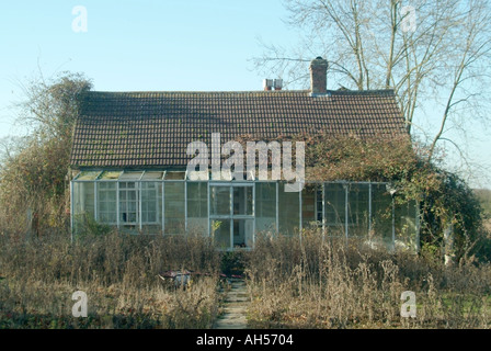 Essex überwuchert vernachlässigte redundante Cottage in ländlicher Lage warten auf Abbruch und Sanierung Stockfoto