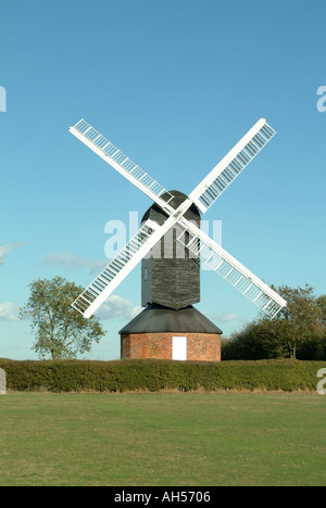 Blue Sky Day für denkmalgeschütztes Gebäude der Klasse II Mountnessing-Postmühle in funktionstüchtig an Windmill Open Days auf dem grünen Dorf Brentwood Essex England Stockfoto