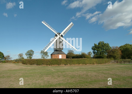 Blue Sky Day für denkmalgeschütztes Gebäude der Klasse II Mountnessing-Postmühle an den Tagen der offenen Tür auf dem grünen Dorf Brentwood Essex England Stockfoto