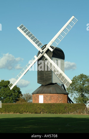 Blue Sky Day für denkmalgeschütztes Gebäude der Klasse II Mountnessing-Postmühle an den Tagen der offenen Tür auf dem grünen Dorf Brentwood Essex England Stockfoto