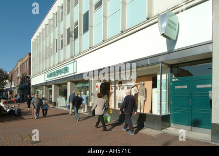 Brentwood Marks and Spencer High Street speichern Shops mit Fußgängern und Pflaster Stockfoto