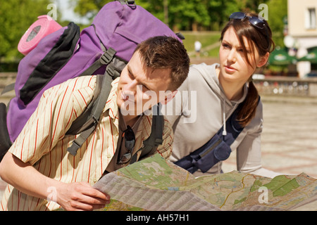 Outdoor-Park Tag paar junger Mann 25 30 dunkle Haare Frau Brünette Sonnenbrille dunkle Tourist Touristen im Sommer tour Reise Urlaub h Stockfoto