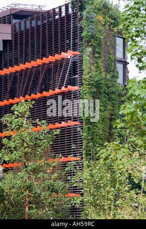 Musée de Quai Branly, Paris, 2006. Administrativen Block und bepflanzten lebende grüne Wand am Quai Branly Architekt: Jean Nouvel Stockfoto