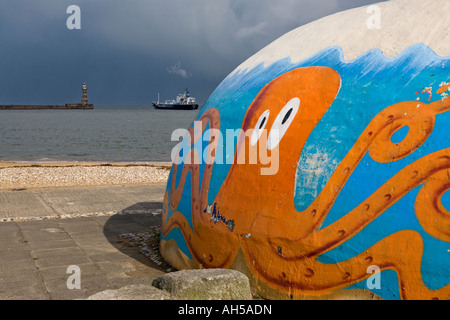 Ein Brigthly gemalte Wandbild ein Octupus vor einem Schiff verlässt den Hafen von Sunderland und der Fluss Wear Stockfoto