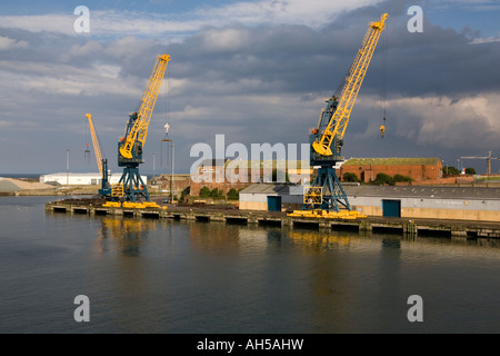 Zwei Kräne im Hafen von Sunderland, die an der Mündung des Flusses Wear steht Stockfoto