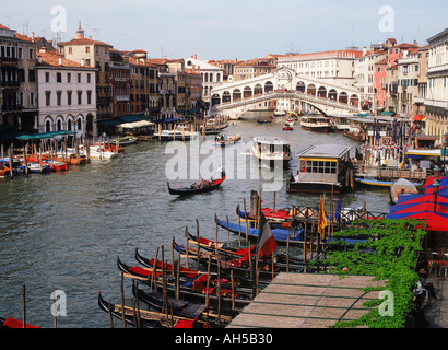 Rialto-Brücke und Gondeln am Canale Grande in Venedig Stockfoto