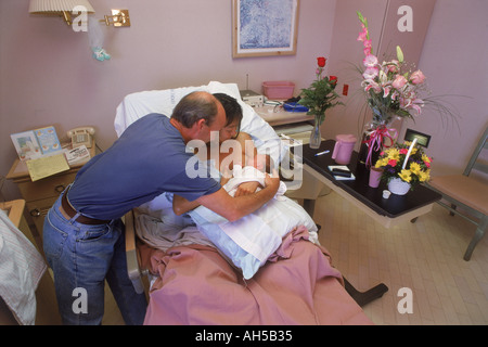 Stolzer Vater Frau und Neugeborenen im Krankenhaus besuchen Stockfoto