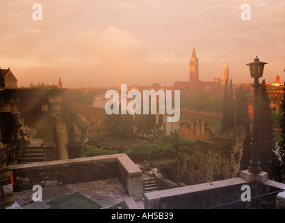 Ansicht von Verona entlang der Etsch von San-Pietro-Burg im Morgengrauen Stockfoto