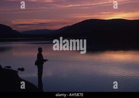 Fliegenfischen Sie auf Forellen am Spey Dam Inverness-Shire-Schottland bei Sonnenuntergang Stockfoto