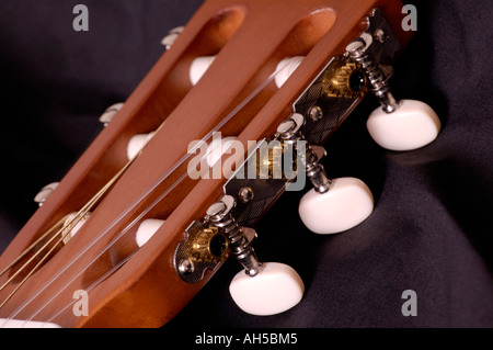 Nahaufnahme von einer Akustikgitarre Kopfplatte Stockfoto