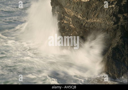 Surfen Sie rund um die Basis der Felsen am Bedruthan Steps nr Newquay Cornwall Großbritannien Stockfoto