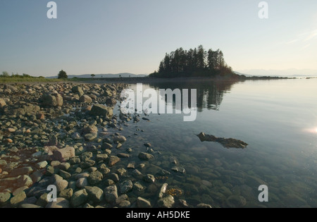 Ein Sonnenuntergang der Insel auf dem befindet sich der Schrein von St. Therese de Lisieux in der Nähe von Juneau Alaska USA Stockfoto