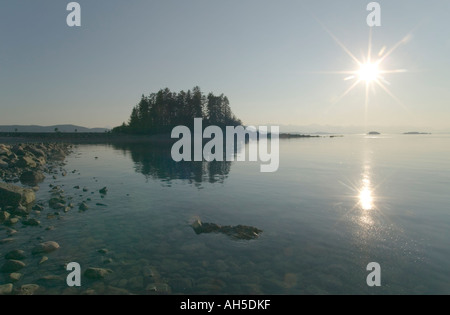 Ein Sonnenuntergang der Insel auf dem befindet sich der Schrein von St. Therese de Lisieux in der Nähe von Juneau Alaska USA Stockfoto