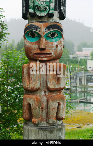 Ein Totempfahl bauseits Chief Shakes Island von einem indianischen Clan Haus neben dem Hafen an der Wrangell Alaska USA Stockfoto