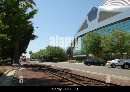Fresno California City Hall, Güterzug auf nahe gelegenen Strecken Stockfoto