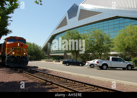 Fresno California City Hall, Güterzug auf nahe gelegenen Strecken Stockfoto