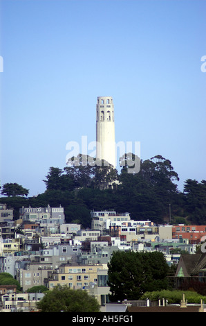 San Francisco CA USA Coit Turm aus dem 12. Stock eines Mehrfamilienhauses in der Nähe von Fisherman s Wharf genommen Stockfoto