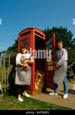 Cheshire Stockport Woodford Kneipen K6 rote Telefonzelle zur Speicherung von Vogelfutter in Davenport Armen Stockfoto