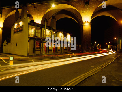 Cheshire Stockport Crown Inn in der Nacht Stockfoto