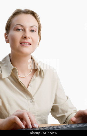 Porträt einer jungen Frau, die an einem Computer arbeiten Stockfoto