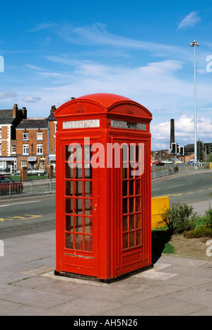 Cheshire Warrington baute selten K4 rote Telefonzelle mit beim zuständigen Postamt Stockfoto