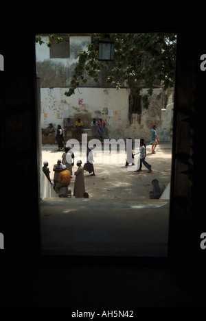 Schatten der vielbeschäftigte auf dem Hauptplatz. Insel Lamu, Kenia, Ostafrika Stockfoto