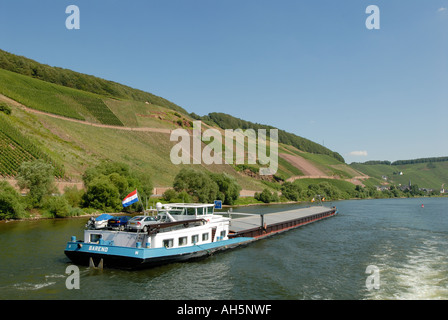 Ein Binnenschiff, das Transport von Gütern an der Mosel (Mosel) in Westdeutschland. Stockfoto