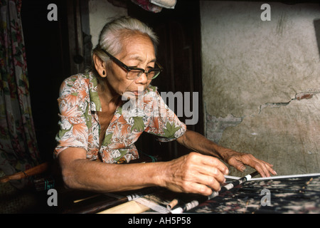 Indonesien Bali Tenganan Bali Aga Dorf Frau Doppel-Ikat weben Stockfoto