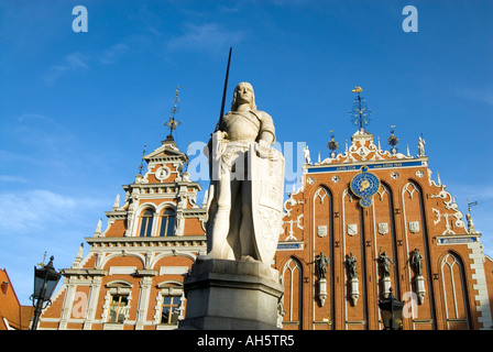 Statue von Roland auf Ratslaukums vor dem Haus der Mitesser Riga Lettland Stockfoto