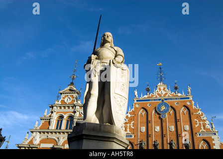 Statue von Roland auf Ratslaukums vor dem Haus der Mitesser Riga Lettland Stockfoto