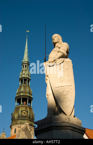 Statue von Roland auf Ratslaukums vor den Turm der St.-Peter Kirche Riga Lettland Stockfoto