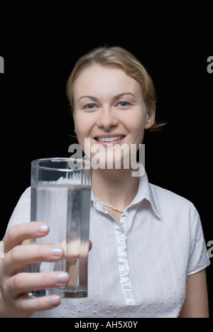 Porträt einer jungen Frau mit einem Glas Wasser Stockfoto