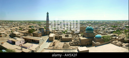 Die alte Stadt Chiwa Usbekistan erstreckt sich bis zum Horizont in diesem Panorama von der Spitze eines Minaretts Stockfoto