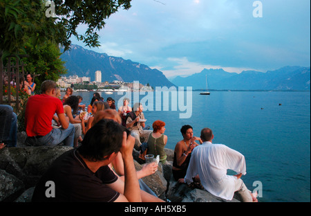 Genießen Sie eine Mahlzeit und ein Getränk an den Ufern des Genfer Sees in den frühen Abendstunden am Montreux Jazz Festival 2005 in der Schweiz Stockfoto