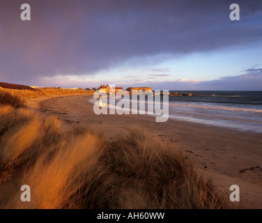 Strand, Hafen und Kalk Brennöfen Beadnell Bay an der Küste von Northumberland in England Stockfoto